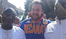 Piazza gremita a Porto Recanati per l'arrivo di Salvini