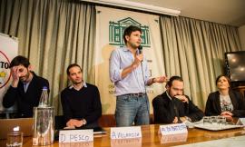 Di Battista e la foto col bambino: "tu non lo sai, ma stiamo lavorando per il tuo futuro"
