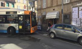 Auto impedisce la manovra al bus: lunghe code in corso Cairoli
