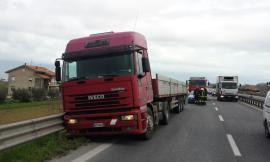 Malore mentre guida il tir: autista trasportato in ospedale
