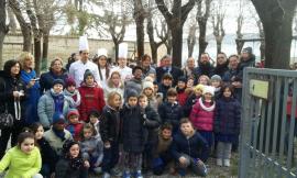 Babbo Natale porta panettoni e sorrisi agli studenti di Tolentino