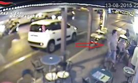 Incendiò l'auto di un buttafuori su commissione: in manette pluripregiudicato di Civitanova
