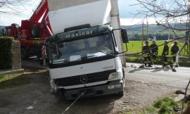 Autocarro finisce fuori strada a Villa Potenza: recuperato dai vigili del fuoco