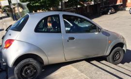 Sbaglia strada e finisce con l'auto sulle scalette di fronte alla chiesa della Pace