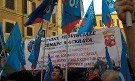 "Amati dai cittadini, mortificati dalla politica": in piazza la protesta dei Vigili del Fuoco