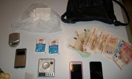 Per salvare il padre dall'arresto butta dalla finestra tre etti e mezzo di cocaina