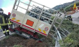 Camion di gpl esce di strada e resta in bilico sulla scarpata