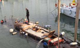 Barca a vela affonda nel porto di Civitanova