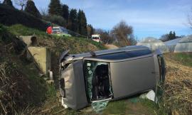 Auto esce fuori strada e finisce in un fosso: la donna al volante sta bene
