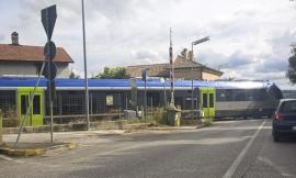 Collevario, la sbarra del passaggio a livello si alza mentre passa il treno