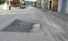 Voragine in strada a Villa Potenza: le proteste dei residenti