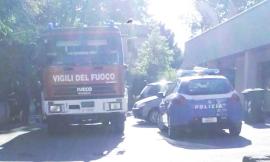 Macerata, la griglia si apre e cade in una "bocca di lupo"