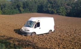 Finisce fuori strada con il furgone: uomo estratto dall'abitacolo dai pompieri