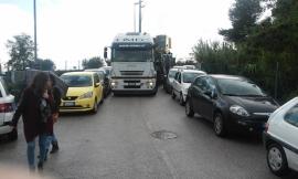 Macerata: camion incastrato fra due file di macchine in via Bramante - FOTO