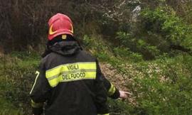 Pompieri al lavoro con l'autogrù per recuperare un autocarro uscito di strada