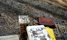Muri imbrattati e chiasso notturno in via Mozzi: protestano i residenti