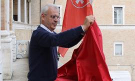 Un drappo rosso al balcone del municipio contro il femminicidio