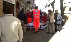 Macerata, fa retromarcia ed investe un ragazzo