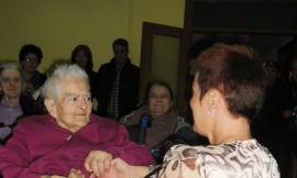 Mafalda Minnozzi incanta la casa di riposo di San Severino