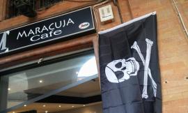 Gli rubano le bandiere fuori dal locale e lui ne espone una nera con il teschio