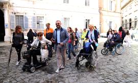 A passeggio in una Macerata in... accessibile: "Godere della città è un diritto di tutti" - VIDEO