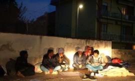 Migranti accampati da giorni al freddo e senza cibo: "ci aiuta solo qualche residente"
