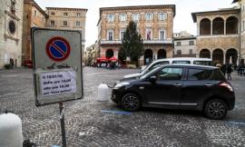 Non bastano i segnali di divieto: in piazza deve intervenire il carro attrezzi