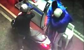 Tentano una rapina al distributore con un'arma finta: il gestore li mette in fuga con l'accendino