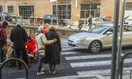 Macerata: uomo investito sulle strisce pedonali in via Roma