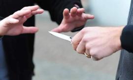 "Che hai da guardare?" e con un coltello ferisce al volto un giovane