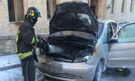 Incendio di un'auto a Montefano