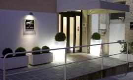 Rientrano tardi in albergo e per entrare danneggiano la porta di ingresso