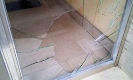 Atti vandalici a Civitanova: sfondata la vetrata di un condominio