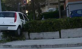 Macerata, "vola" con l'auto sopra un'aiuola: illeso