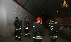 Auto prende fuoco in galleria, chiuso il traffico sulla nuova SS 77 a Muccia