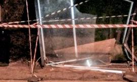 Auto si schianta contro la pensilina del bus: tragedia sfiorata in via Cincinelli a Macerata