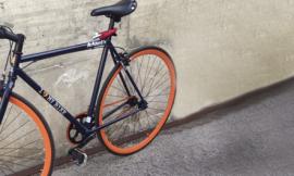 Vede i carabinieri: molla la bici e scappa a piedi per evitare i controlli