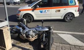 Auto contro moto alla rotonda dello Sferisterio: ferito il centauro
