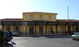 Follia violenta davanti alla stazione di Civitanova: due carabinieri in ospedale, un romeno in manette