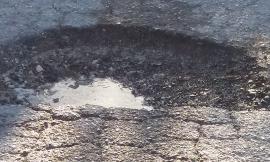 Piediripa: la strada sembra bombardata. E un'auto si ritrova con due gomme spaccate