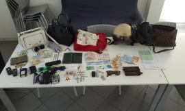 In manette coppia di scippatori seriali