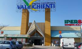 Assalto con spaccata al bancomat del centro commerciale