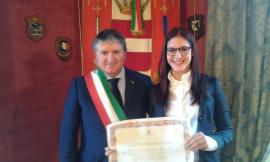 Camilla Bernacchini premiata dal sindaco Pezzanesi