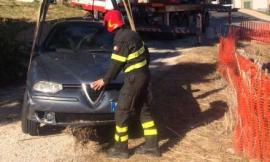 L'Alfa si sfrena e finisce in un fossato