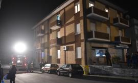 Incendio in un appartamento: i vigili del fuoco salvano una decina di ballerine - FOTO