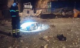Visso: cadono grossi massi danneggiando camion e uno stabile