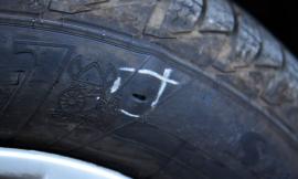 Gli squarciano la gomma dell'auto nel parcheggio per rapinarlo