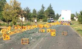 Camion perde il carico di bottiglie di vetro in strada