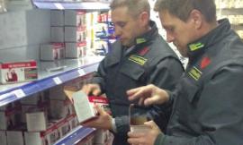 Luci natalizie pericolose per la sicurezza dei cittadini: maxi sequestro in negozi cinesi