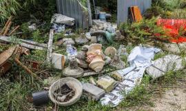 Vicino "La Filarmonica" una discarica a cielo aperto - FOTO